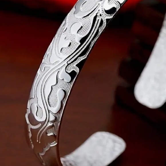 SILVER Embossed Thin Open Bangle Cuff Bracelet NIB - Picture 6 of 6